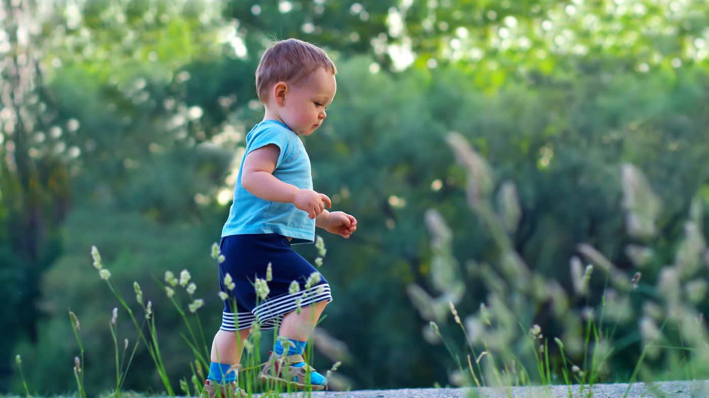 Les premiers pas de bébé avec une draisienne