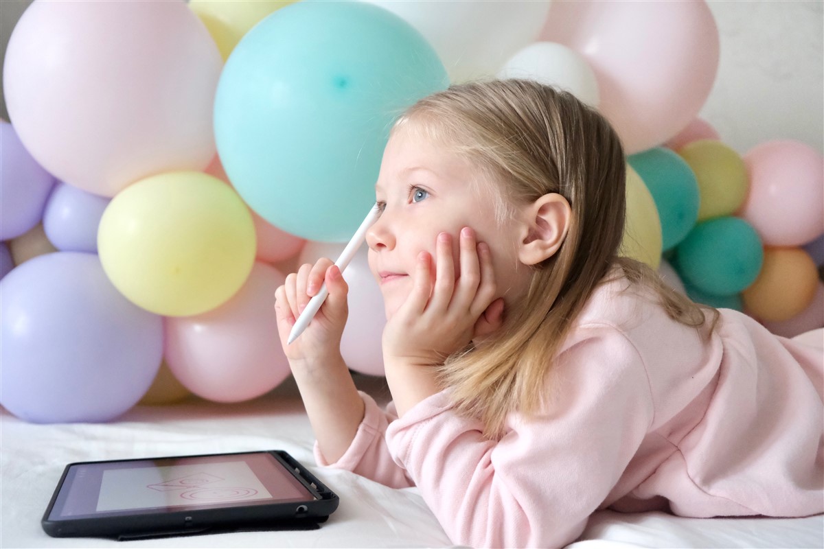 Un père passe en revue la Storio TV VTech, console éducative pour enfants