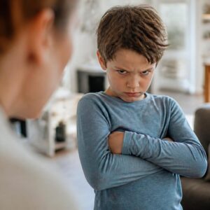 découvrez pourquoi un enfant de 8 ans insolent a besoin de limites claires pour mieux comprendre son comportement et favoriser son épanouissement.