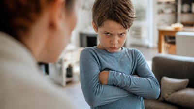 découvrez pourquoi un enfant de 8 ans insolent a besoin de limites claires pour mieux comprendre son comportement et favoriser son épanouissement.